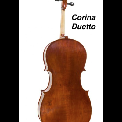 Violoncelo de madeira castanha visto de costas com texto Corina Duetto ao lado