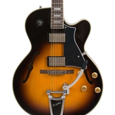 Guitarra elétrica semi-acústica sunburst com ferragens metálicas e botões dourados