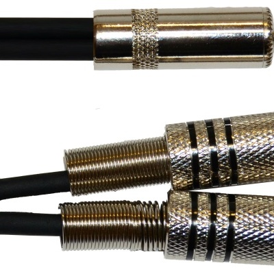 Cabo de áudio com conector jack 3,5 mm e dois conectores RCA prateados em fundo branco