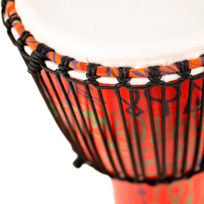 Tambor djembe vermelho com pele branca e cordas pretas
