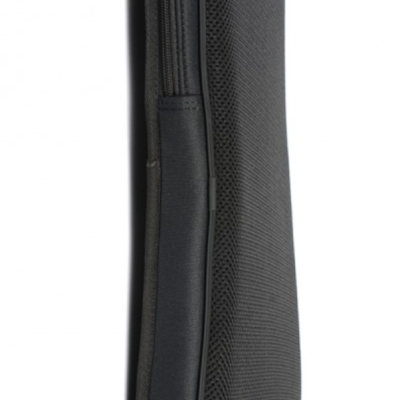 Estojo preto retangular com fecho de correr e textura de malha