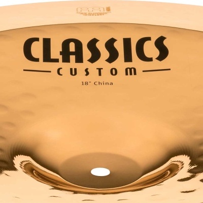 Prato de bateria metálico dourado com texto 'CLASSICS CUSTOM 18