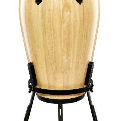 Congas de madeira clara com pele clara e ferragens pretas num suporte de metal preto