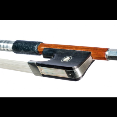 Arco para violino com madeira castanha, crina branca e detalhes pretos e metálicos