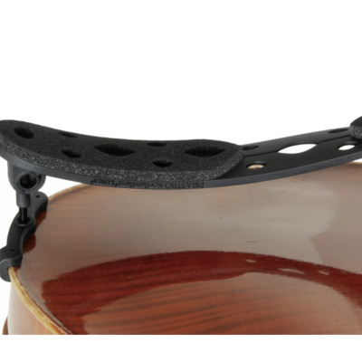 Suporte para ombro preto com espuma texturizada montado em violino castanho