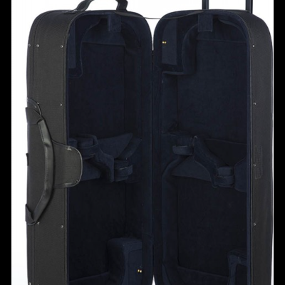 Mala de viagem rígida preta aberta mostrando interior almofadado azul escuro e alças internas.
