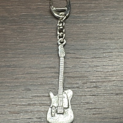 Porta-chaves metálico prateado em forma de guitarra elétrica