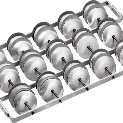 Rodas de metal com aros de borracha num suporte retangular prateado