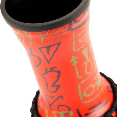 Instrumento musical vermelho com padrões gráficos e borda preta