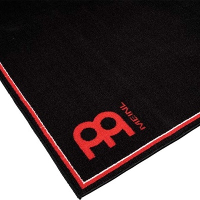 Tapete preto com borda vermelha e branca e logotipo MÉNEIA