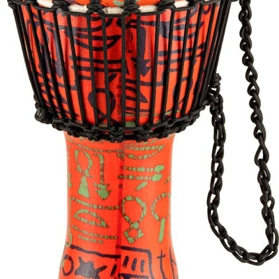 Tambor djembe vermelho com padrões pretos e verdes e pele branca com logotipo.