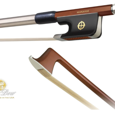 Arco de violino castanho com empunhadura preta e prata, texto MARQUISE e logo Corla Bow