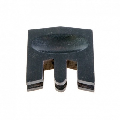 Peça plástica preta quadrangular com recorte em T e linhas brancas nas extremidades