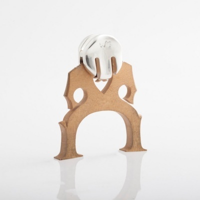 Suporte de madeira com peça metálica prateada