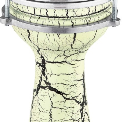 Darbuka amarelo claro com textura rachada preta e cabeçote branco com aro metálico