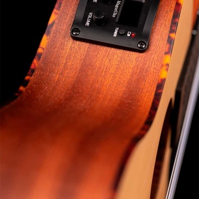 Painel de controlo preto da guitarra acústica Ortega em madeira natural