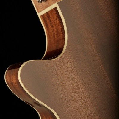 Guitarra acústica de madeira com bordas claras vista de lado