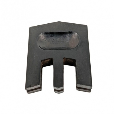 Peça metálica preta com formato retangular e abas inferiores