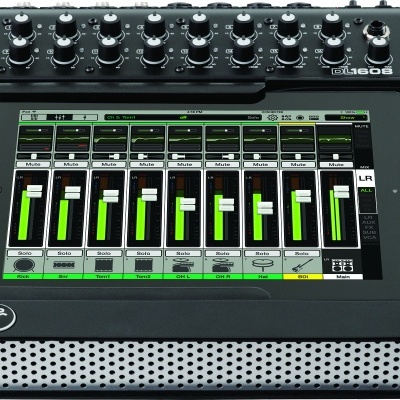 Mesa de mistura digital preta Mackie DL1608 com visor colorido e botões pretos