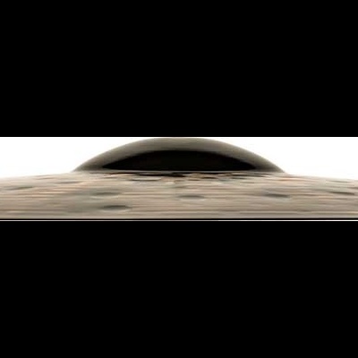 Objeto metálico cónico com superfície refletora e cromada