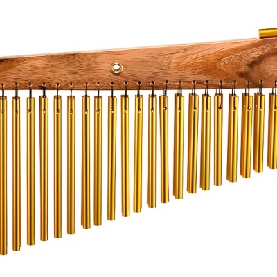 Metalofone dourado com estrutura de madeira clara e vários tubos metálicos suspensos