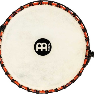 Tambor de percussão com pele clara e bordas em cordas pretas e vermelhas com logotipo MEINL.