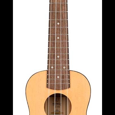 Ukulele de madeira clara com padrão floral e logotipo Ortega no cabeçote.