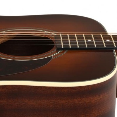 Guitarra acústica castanho escuro com cordas metálicas e detalhes claros