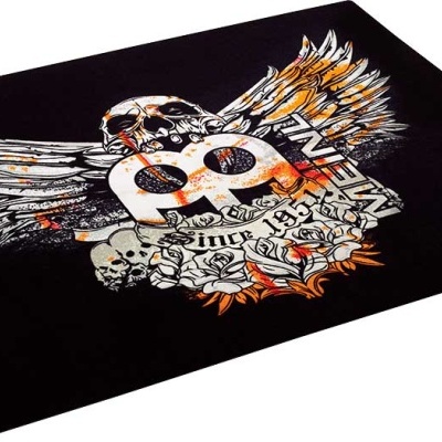 Tapete preto com desenho de caveira com asas e texto