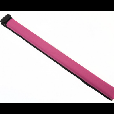 Faixa elástica rosa com acabamento preto sobre fundo branco