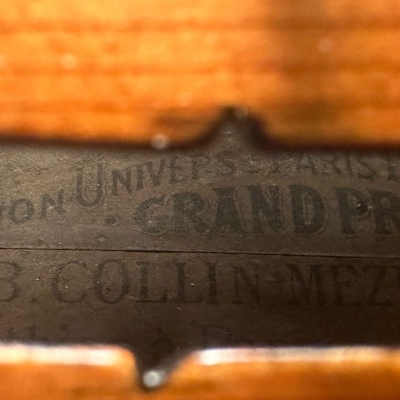 Etiqueta clássica em madeira escura com texto gravado