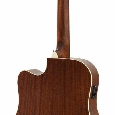 Guitarra acústica castanha com tarraxas prateadas vista de trás