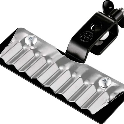 Peça metálica prateada com base preta e parafuso, em fundo branco.