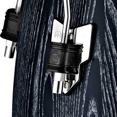 Suporte metálico com partes plásticas pretas e madeira escura com padrão texturizado.