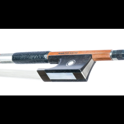 Arco de violino de madeira castanha com detalhes em metal e cerdas brancas