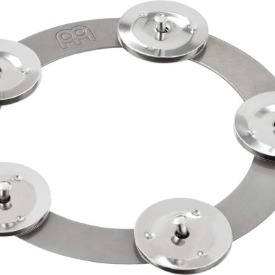 Anel metálico com cinco pratos circulares prateados.