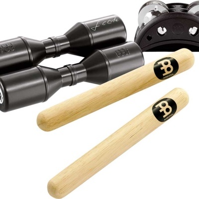 Conjunto de castanholas em plástico, tubos de madeira e pandeireto preto com sinos metálicos