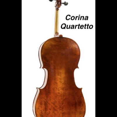 Violoncelo castanho visto de trás com texto Corina Quartetto