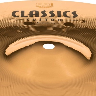 Prato de bateria dourado com texto CLASSICS CUSTOM