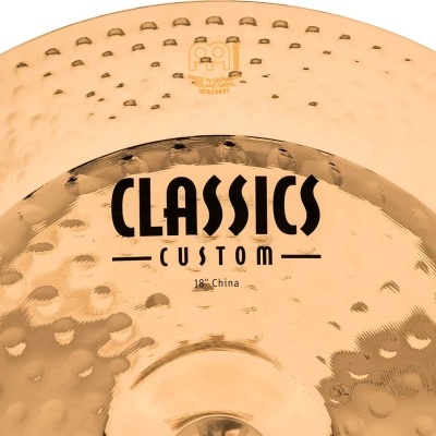 Prato de bateria dourado com texto CLASSICS CUSTOM e 18
