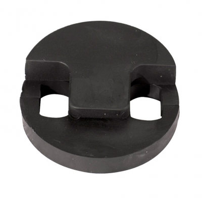 Peça redonda preta de borracha com aberturas quadradas