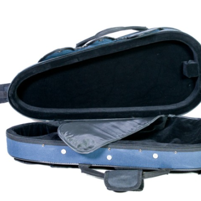 Estojo azul para instrumento musical aberto com interior preto