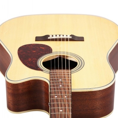 Guitarra acústica com madeira clara e laterais castanhas