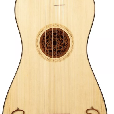 Guitarra de madeira clara com decoração esculpida na boca e detalhes escuros no cavalete