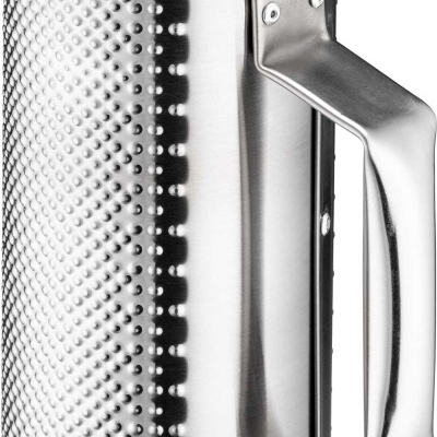 Guiro metálico cilíndrico prateado com pega lateral e textura de pontos