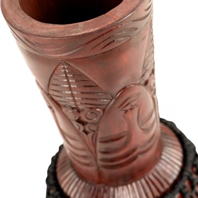 Vaso decorativo em madeira com entalhes artísticos e base preta