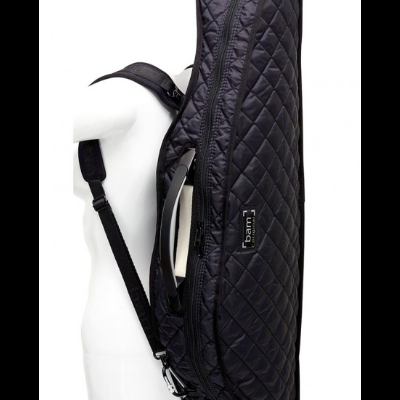 Mochila preta acolchoada com padrão de losangos e etiqueta Bam
