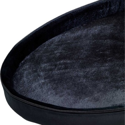 Cama oval preta para animais com interior cinzento escuro e fecho de correr.