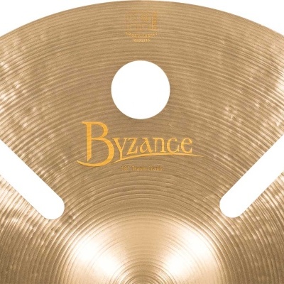 Prato musical dourado com texto 'Byzance' e fendas laterais