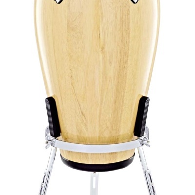 Conga de madeira clara com ferragens metálicas e pernas cromadas